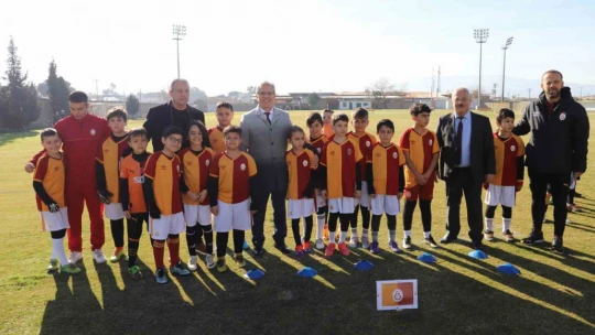 Başkan Tetik 2025 Sömestr Cup Futbol Şenliği'nde sporcularla buluştu