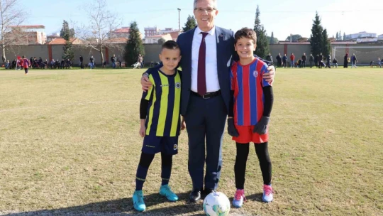 Başkan Tetik 2025 Sömestr Cup Futbol Şenliği'nde sporcularla buluştu