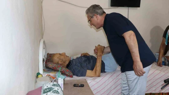 Başkan Tetik, kendi elleri ile tekerlekli sandalyeyi teslim etti