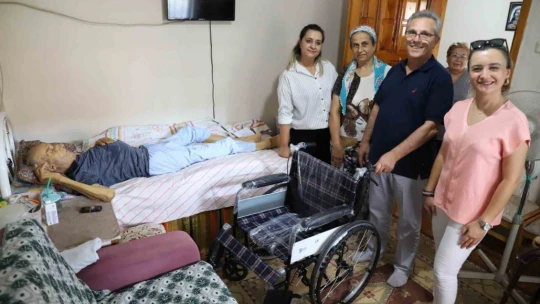 Başkan Tetik, kendi elleri ile tekerlekli sandalyeyi teslim etti