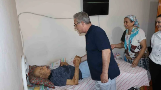 Başkan Tetik, kendi elleri ile tekerlekli sandalyeyi teslim etti