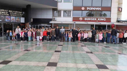 Başkan Tetik'ten minik öğrencilere sürpriz