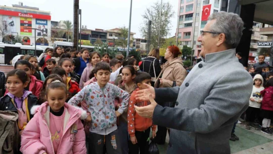 Başkan Tetik'ten minik öğrencilere sürpriz