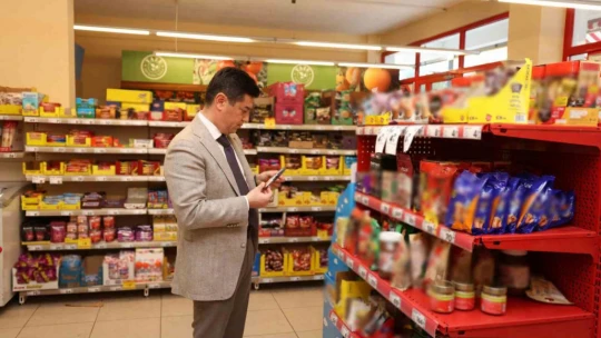 Başkan Ünlü, marketleri denetledi