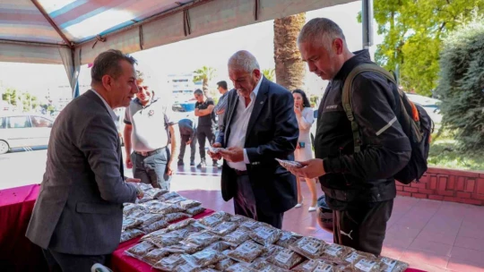 Başkan Yetişkin'den can dostlar için mama dağıtımı