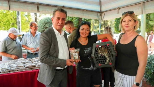 Başkan Yetişkin'den can dostlar için mama dağıtımı