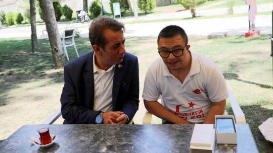Başkan Yetişkin, Down Sendromlu Ozan'ın kalbine dokundu