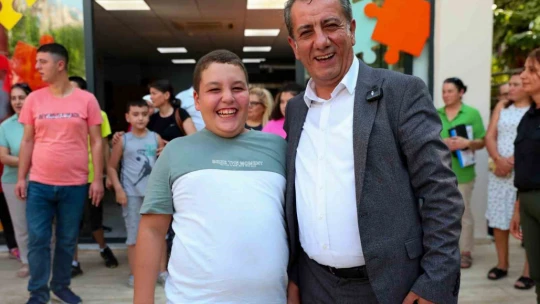 Başkan Yetişkin, Efeler'in özel çocuklarıyla Zafer Bayramı'nı kutladı