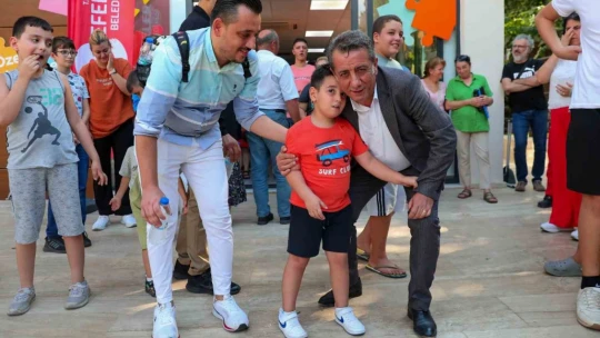 Başkan Yetişkin, Efeler'in özel çocuklarıyla Zafer Bayramı'nı kutladı