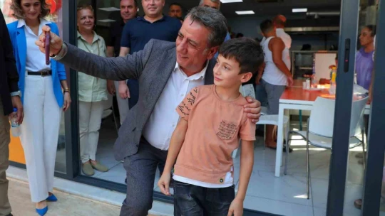 Başkan Yetişkin, Efeler'in özel çocuklarıyla Zafer Bayramı'nı kutladı