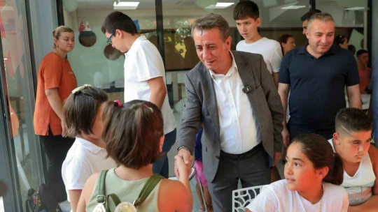 Başkan Yetişkin, Efeler'in özel çocuklarıyla Zafer Bayramı'nı kutladı