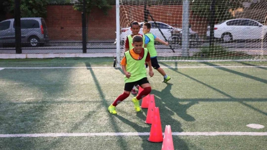 Başkan Yetişkin geleceğin futbolcularıyla buluştu