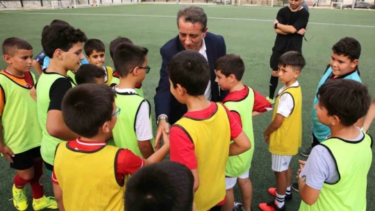 Başkan Yetişkin geleceğin futbolcularıyla buluştu