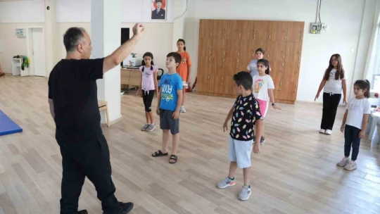 Başkan Yetişkin vatandaşları sanatla buluşturuyor