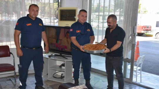 Başkan Zencirci'den ateş savaşçılarına börek ikramı