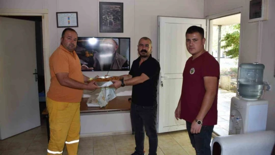 Başkan Zencirci'den ateş savaşçılarına börek ikramı