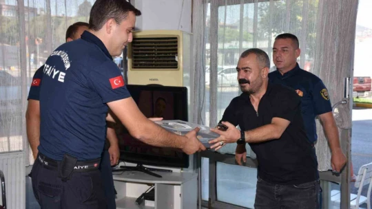 Başkan Zencirci'den ateş savaşçılarına börek ikramı