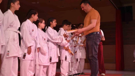 Başkan Zencirci, genç karatecilerin sarı kuşaklarını bağladı