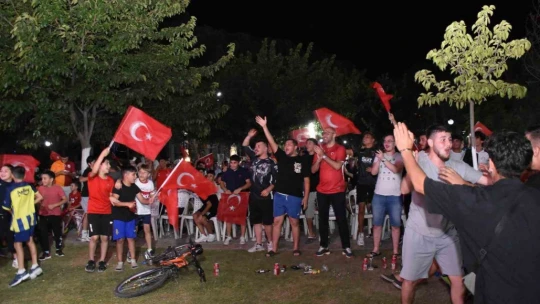 Başkan Zencirci maçı vatandaşlarla takip etti