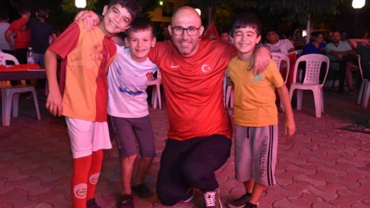 Başkan Zencirci maçı vatandaşlarla takip etti