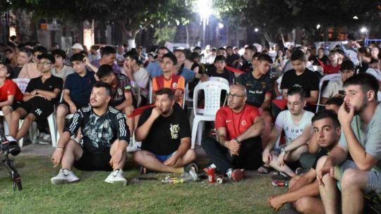 Başkan Zencirci maçı vatandaşlarla takip etti