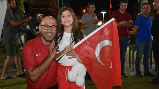 Başkan Zencirci maçı vatandaşlarla takip etti