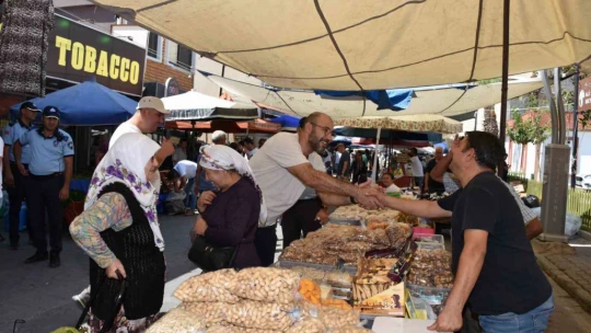 Başkan Zencirci meclis üyeleriyle birlikte Germencik pazarında vatandaşlarla buluştu