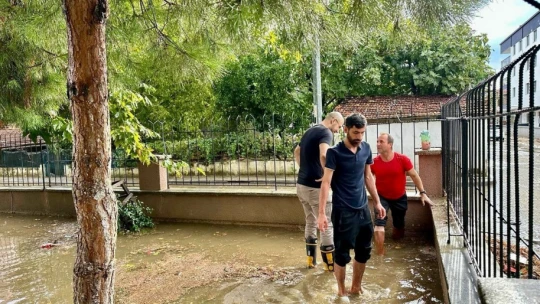 Başkan Zencirci selden etkilenen mahallelerde incelemelerde bulundu