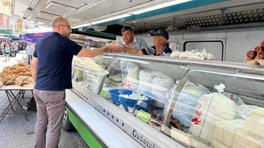 Başkan Zencirci semt pazarında esnaf ve vatandaşlarla buluştu