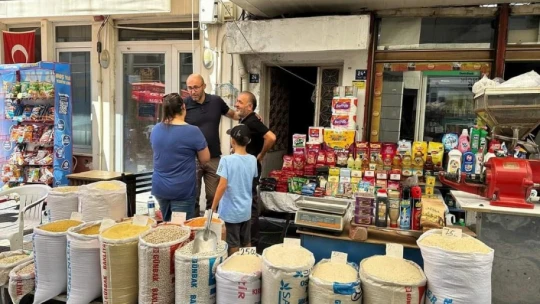 Başkan Zencirci semt pazarında esnaf ve vatandaşlarla buluştu