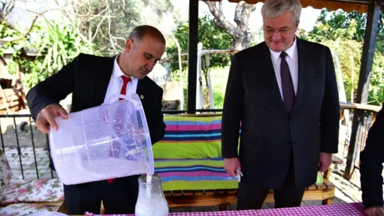 Başkan Kaya, Büyükelçi Sybiha'ya deve sütü ikram etti