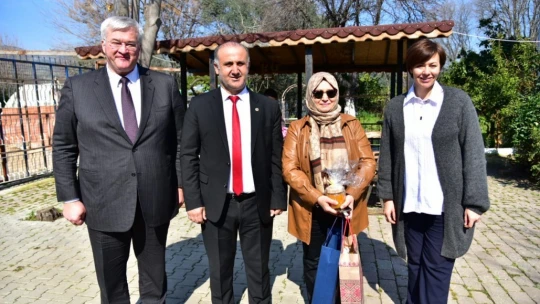 Başkan Kaya, Büyükelçi Sybiha'ya deve sütü ikram etti