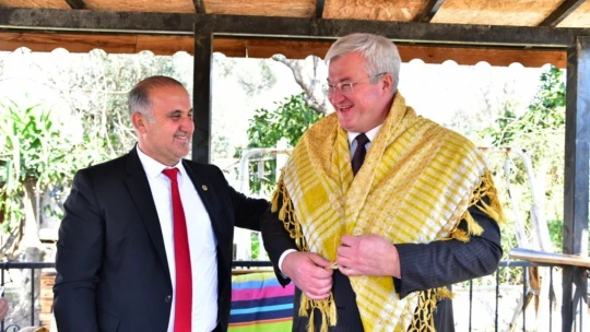 Başkan Kaya, Büyükelçi Sybiha'ya deve sütü ikram etti