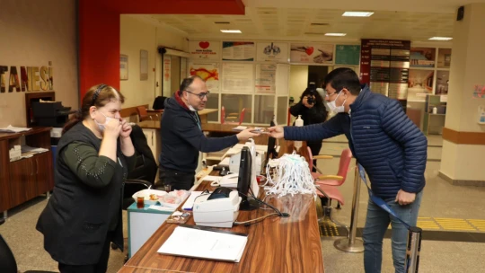 Başkan Özcan, sağlık çalışanlarını unutmadı