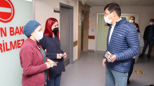 Başkan Özcan, sağlık çalışanlarını unutmadı