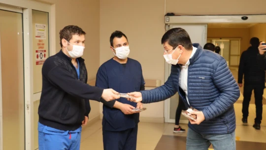 Başkan Özcan, sağlık çalışanlarını unutmadı