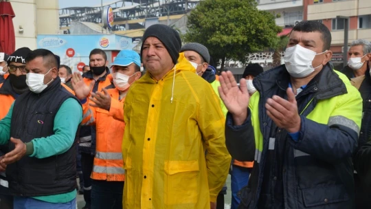 Başkan Özcan'a personelinden pankartlı 'maaş' teşekkürü