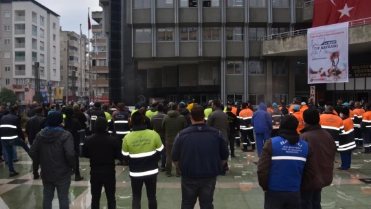 Başkan Özcan'a personelinden pankartlı 'maaş' teşekkürü
