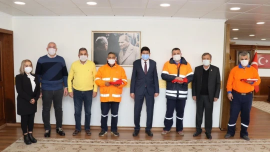 Başkan Özcan'dan altın gibi harekete altın ödülü