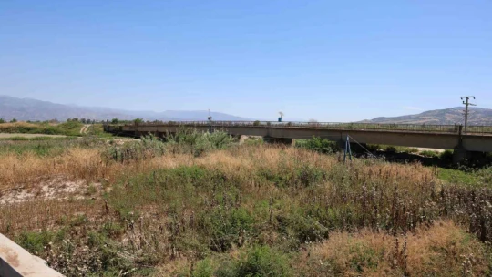 Batı Anadolu'nun en büyük nehri suya hasret kaldı