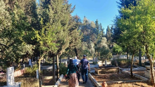 Bayram öncesi Aydın'da mezarlıklar ziyaretçilerle doldu