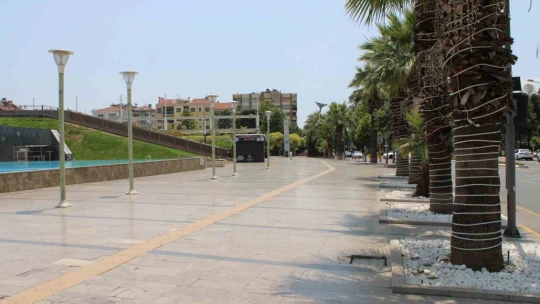 Bayramın ilk günü sıcak hava ile birlikte sokaklar boş kaldı