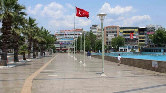 Bayramın ilk günü sıcak hava ile birlikte sokaklar boş kaldı