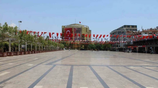 Bayramın ilk günü sıcak hava ile birlikte sokaklar boş kaldı