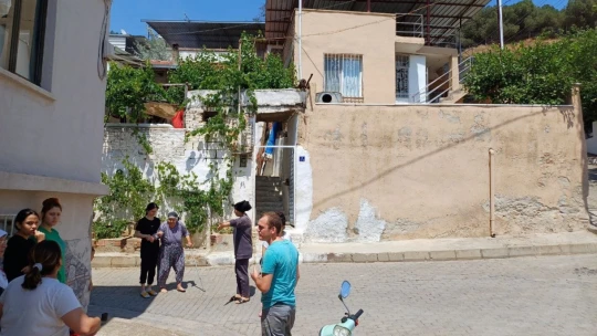 Belediye ekiplerinin dikkati, yaşlı kadını kurtardı
