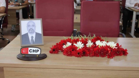 Belediye meclisinden Bolyurt'a karanfilli veda