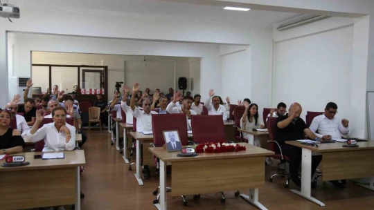 Belediye meclisinden Bolyurt'a karanfilli veda
