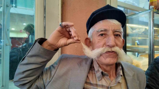 Beş yıldır uzattığı bıyıklarına gözü gibi bakıyor