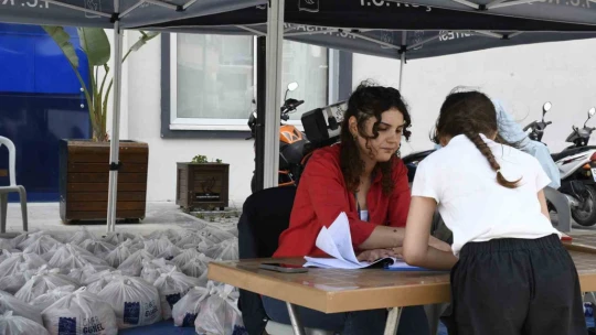 Beslenme çantalarını bu yıl da Kuşadası Belediyesi doldurdu