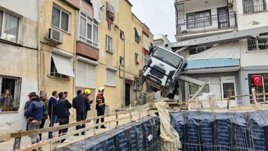 Beton dökme aracı şaha kalktı